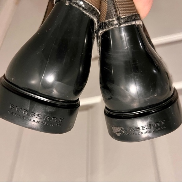 BURBERRY rain boots. Size 40 - Picture 4 of 12
